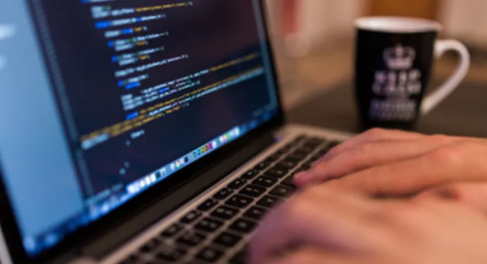 Equipo de desarrollo de software trabajando en código